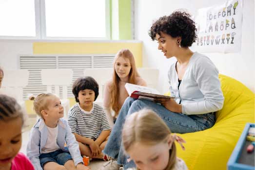 profesora leyendo con niños